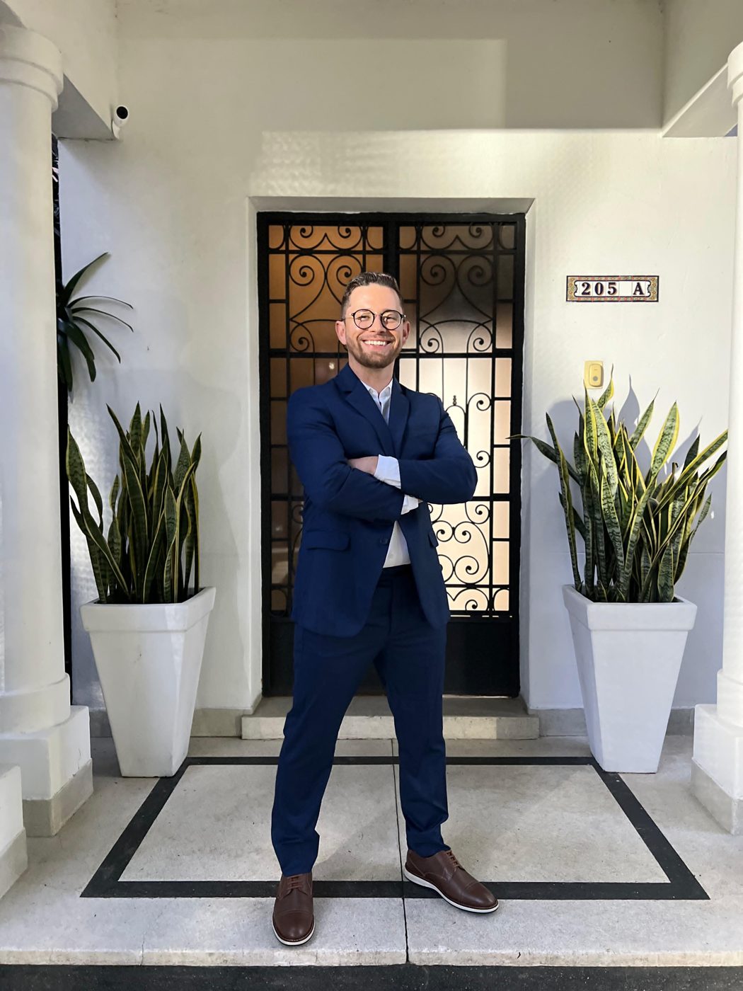 Mauricio Girardello Koppe, advogado previdenciário, na entrada do escritório